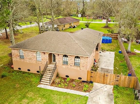 2nd image of 518 Oakwood Dr