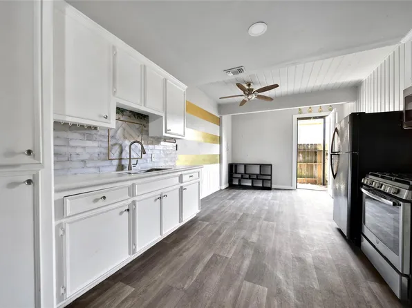 28 Lakeway St, Conroe, TX 77304