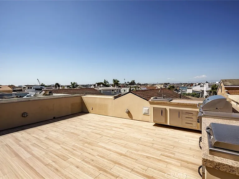 208 E Balboa Blvd — Photo 25