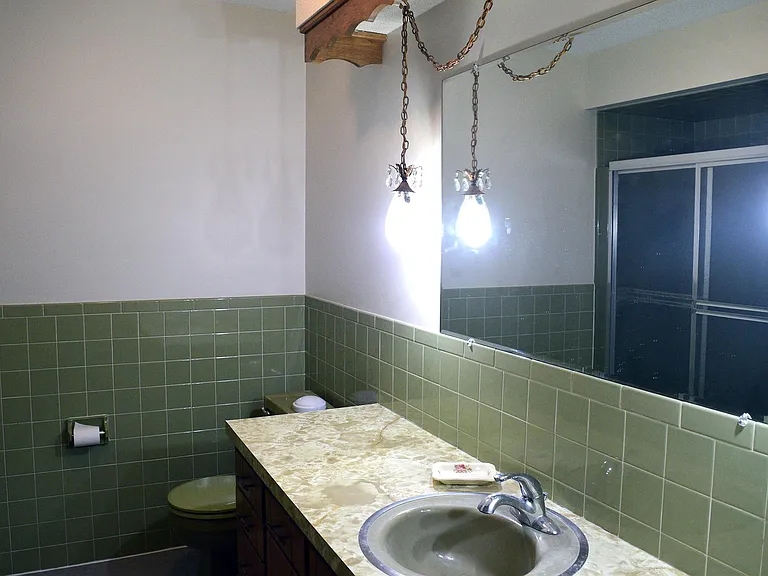 2nd bathroom with bathtub/shower and closet.