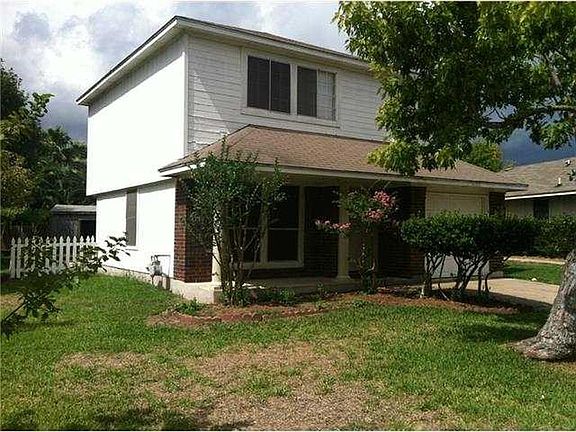 Love this small porch where you can sit and watch the rain, people coming by, and chill out!