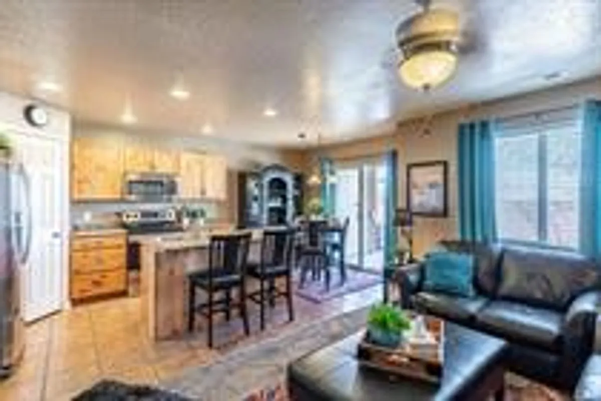 Building Photo - 3155 S Hidden Valley Dr #212