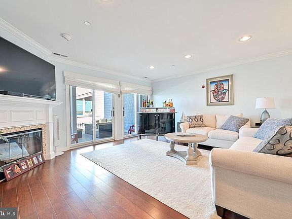 3rd image of 2204 East Dr
