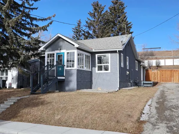 18 S Maple St, Okotoks, AB T1S 1J6