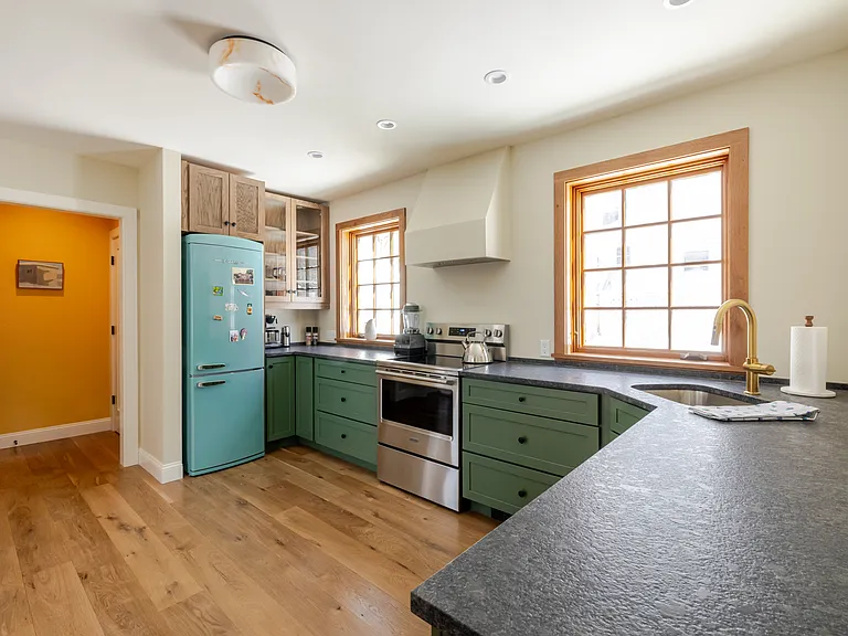 Main floor
Kitchen
Dishwasher
Refrigerator
Oven