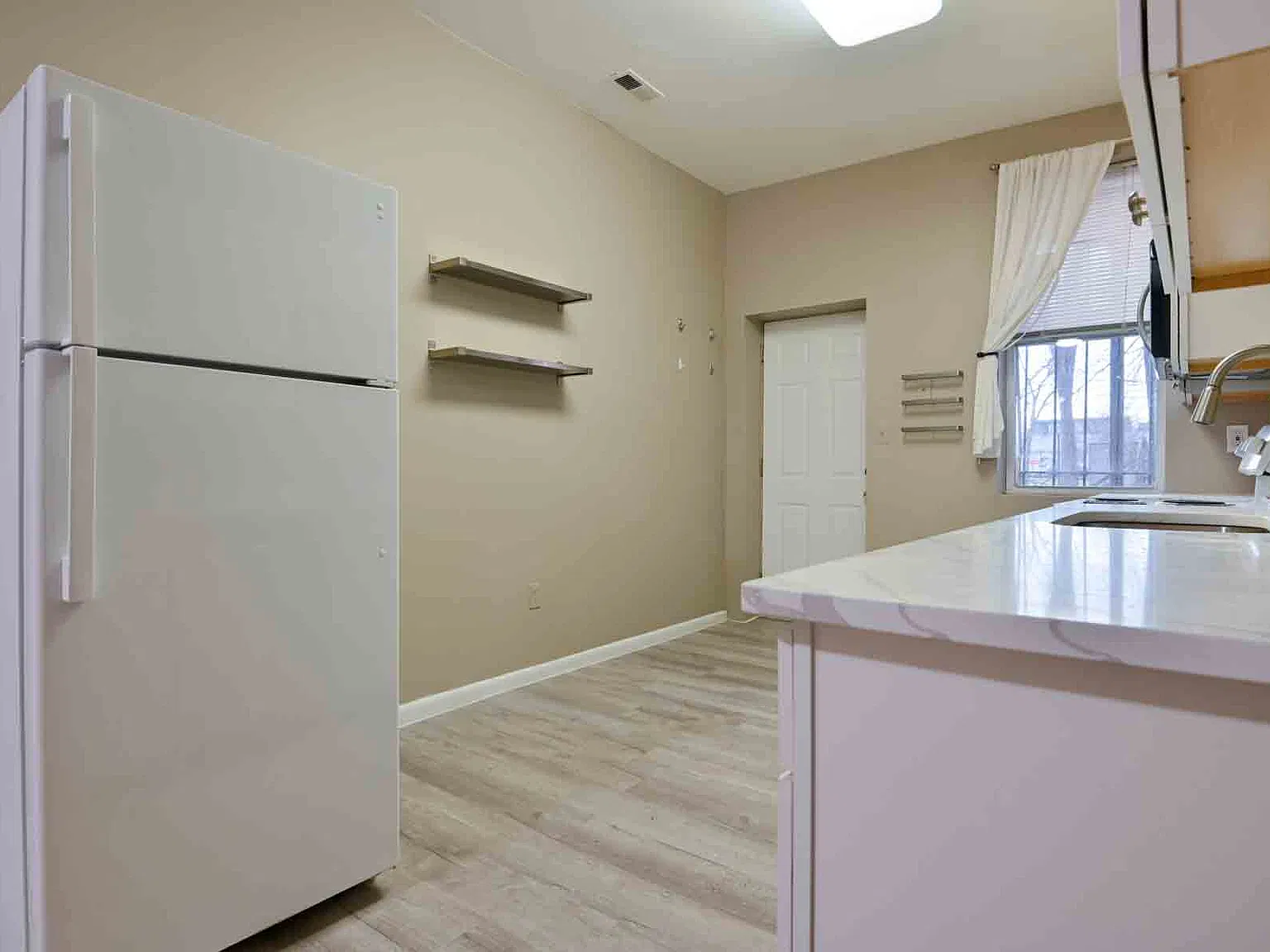2 bed, $2,095 — Photo 4