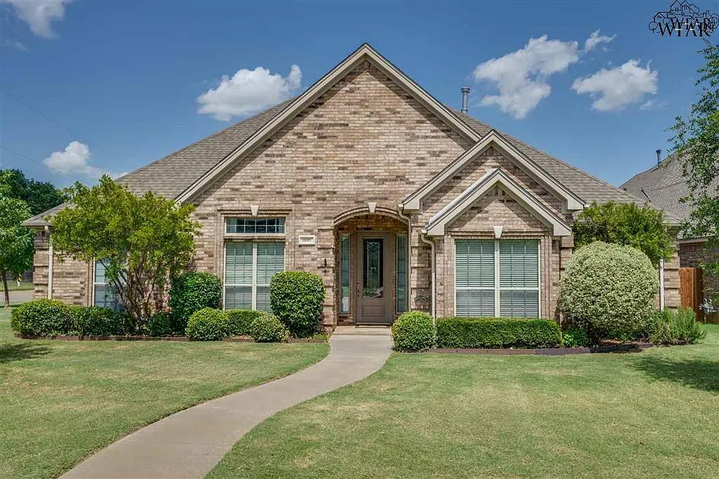 4 bed, 2.5 bath, 2395 sqft, $3,200 — Photo 1