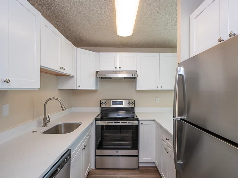 1 Bed 1 Bath Corner Unit - 750 Sq Ft 1 Bed 1 Bath Corner Unit - 750 Sq Ft