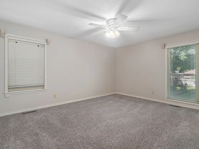 4035 S Parkcrest Ave — Photo 24