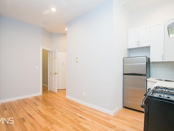 3rd image of 326 W 49th St APT 5fw