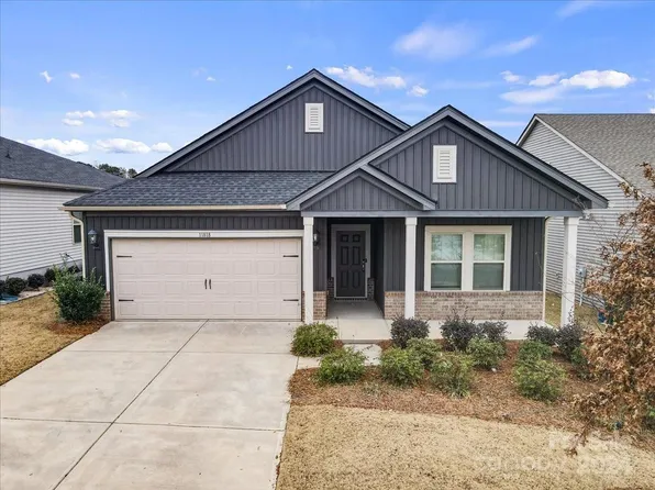 11818 Red Leaf Dr, Charlotte, NC 28215