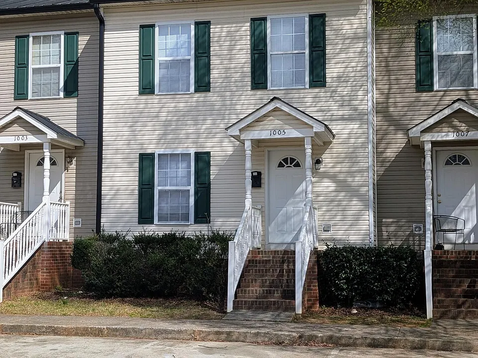 1005 Shades Pl