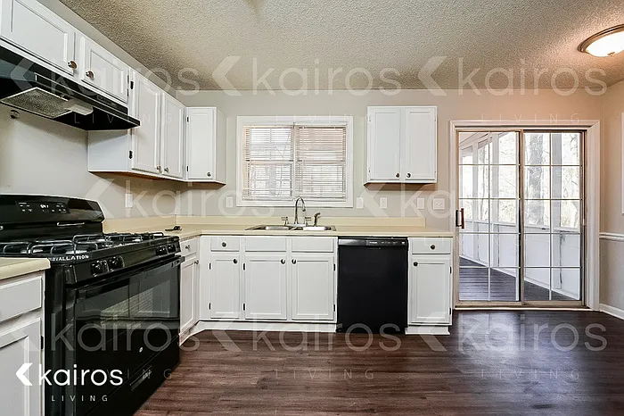 835 Ashley Ln — Photo 5