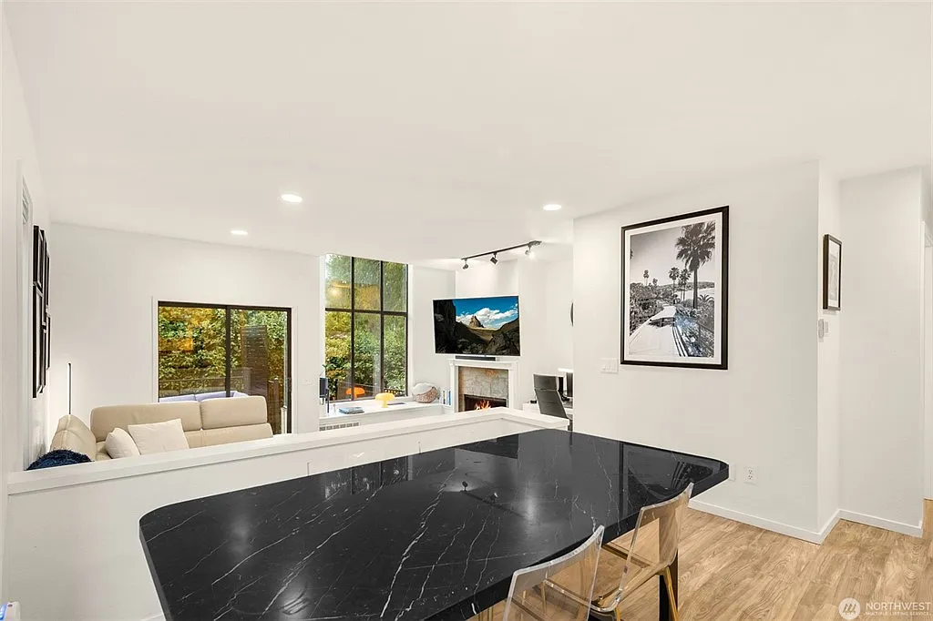 12 18th Ave — Photo 1