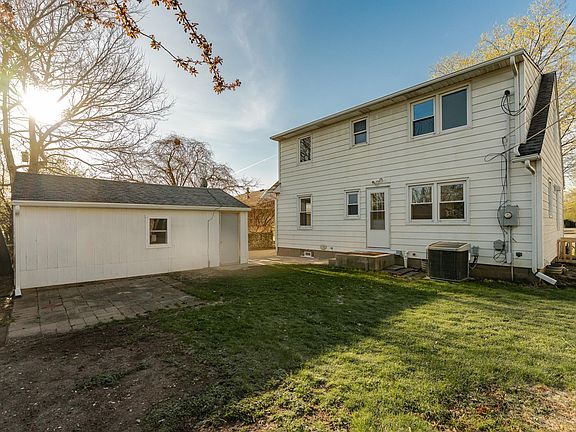 3rd image of 1007-11 1/2 St SE