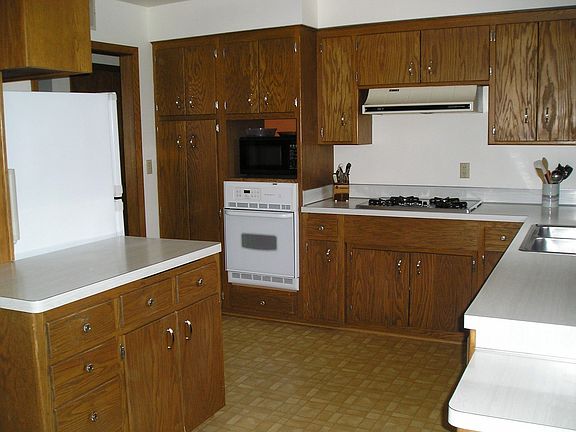 Big Kitchen with Tons of Cabinets