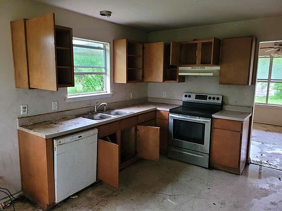 5th image of 1009 W Houston St