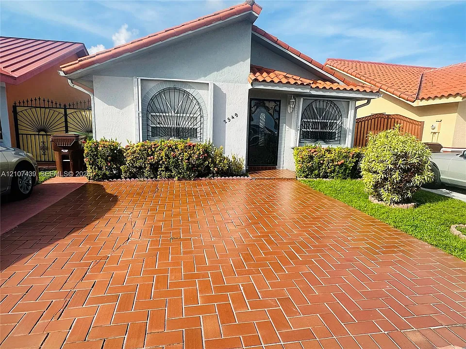 2549 W 73rd Pl