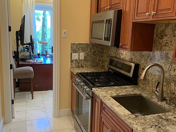 5th image of 2922 Meadowlands Ln #B