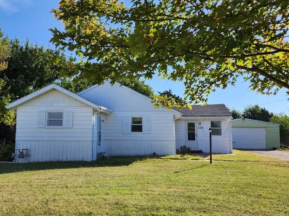 135 N Van Houten St, Russell, KS 67665