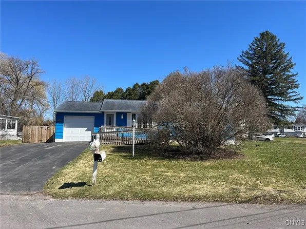 8258 Bunny Ln, Liverpool, NY 13090