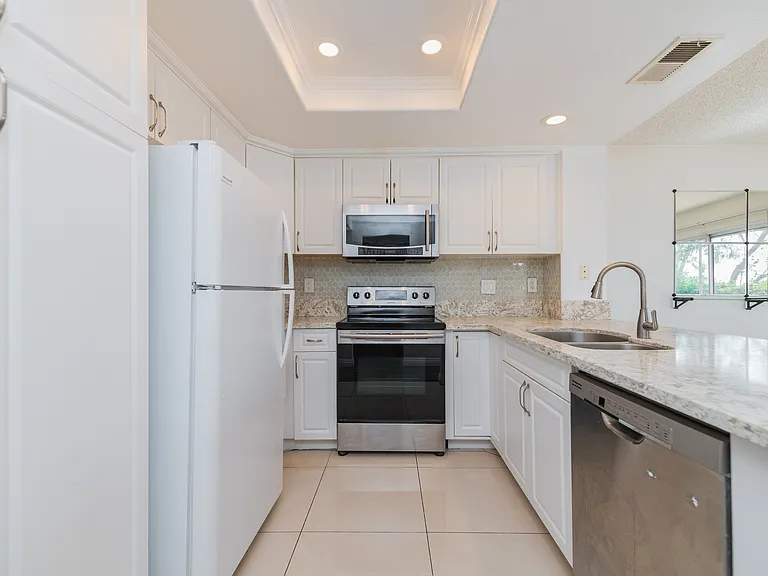 333 Stanford Ct — Photo 17