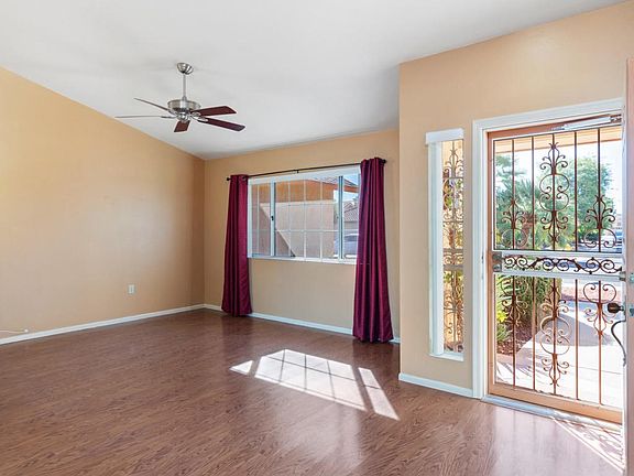 Large Living Room w Vaulted Ceiling
