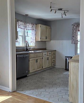 5th image of 413 Rosedale Ave