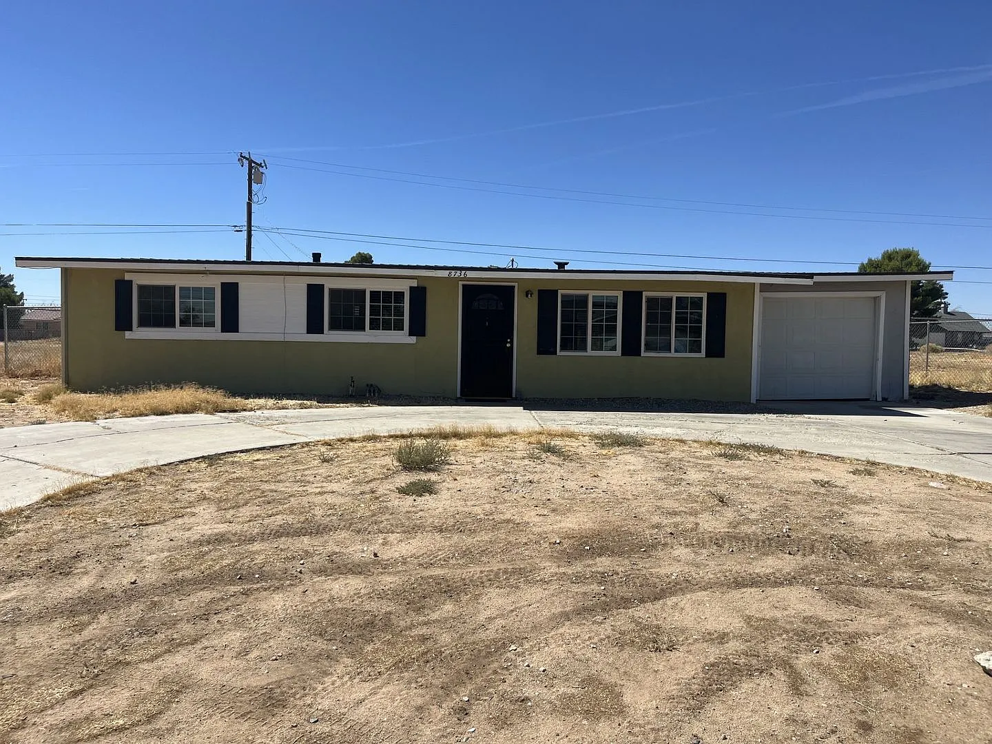 Charming 3 bedroom 1 Bathroom home in California City — Photo 1