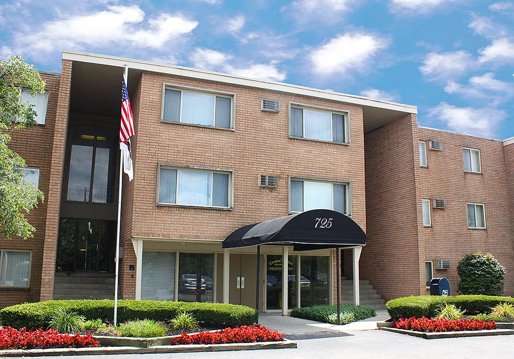 Crown Pointe Apartments — Photo 1