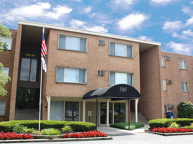 Crown Pointe Apartments — Photo 1