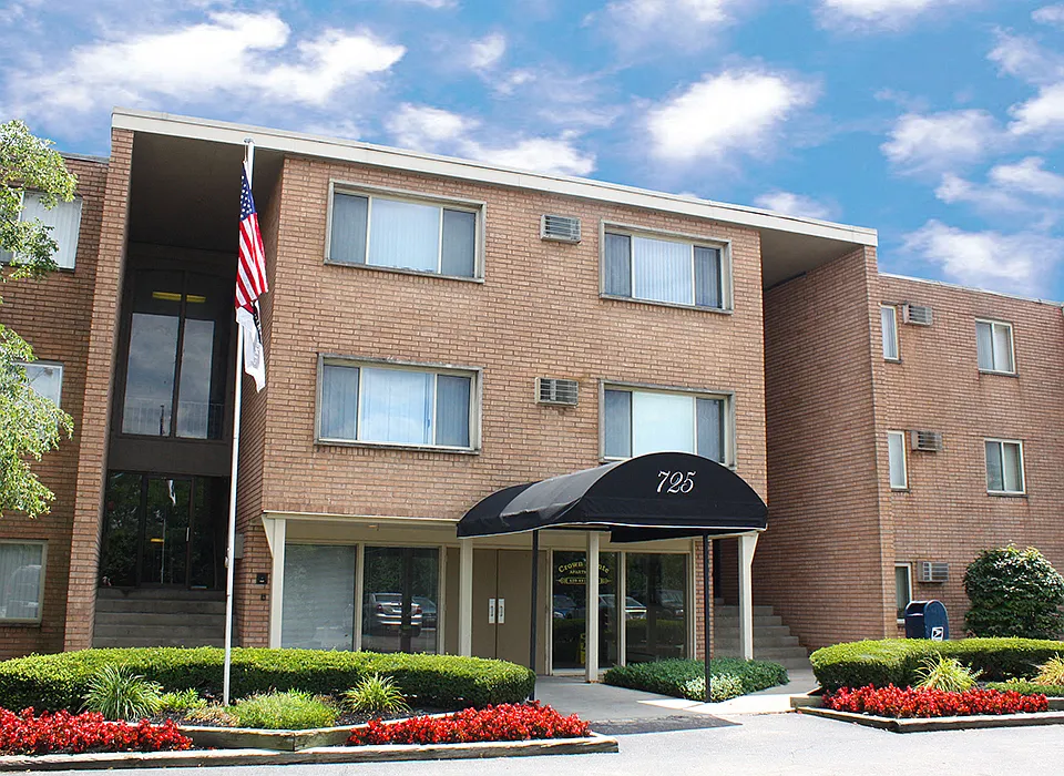 Crown Pointe Apartments