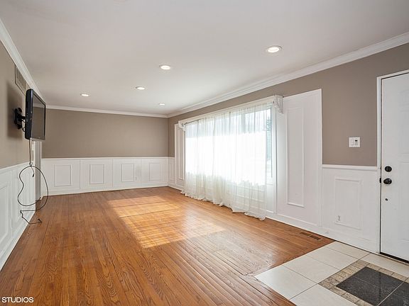2nd image of 17W360 Forestview Dr