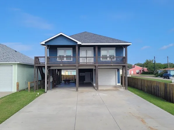 1215 S Live Oak St, Rockport, TX 78382