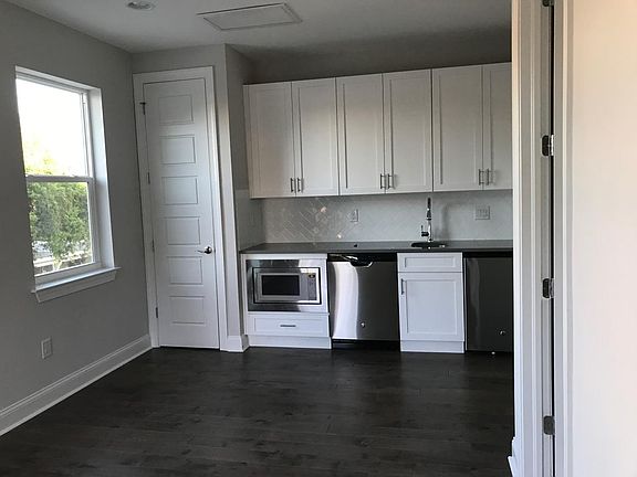 3rd image of 209 S Moody Ave