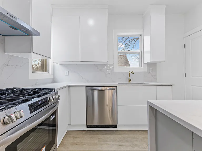 2554 Parker St — Photo 10