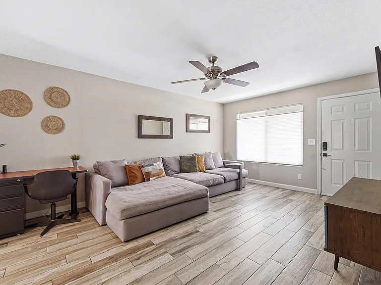 932 W Julie Dr — Photo 3