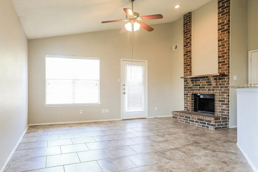 3 bed, 2.0 bath, 1647 sqft, $2,270 — Photo 4