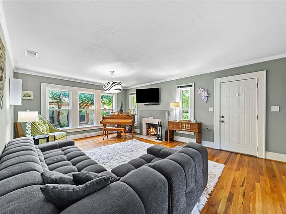 4th image of 2217 Ashland Ave
