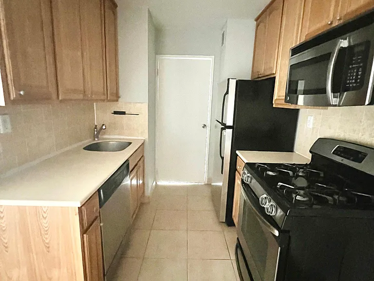 4430 Douglaston Pkwy #6G — Photo 9