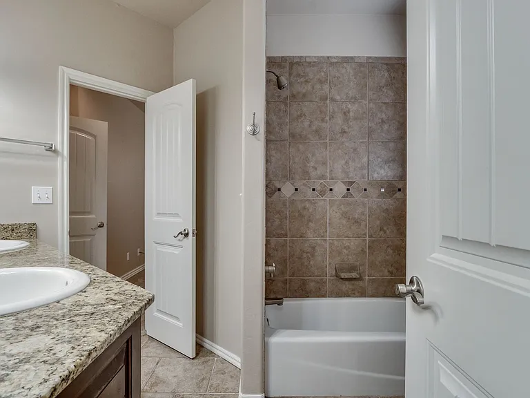 3341 Heritage Green Cir — Photo 36