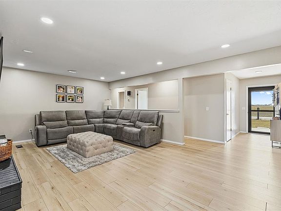 5th image of 1718 W Elm St