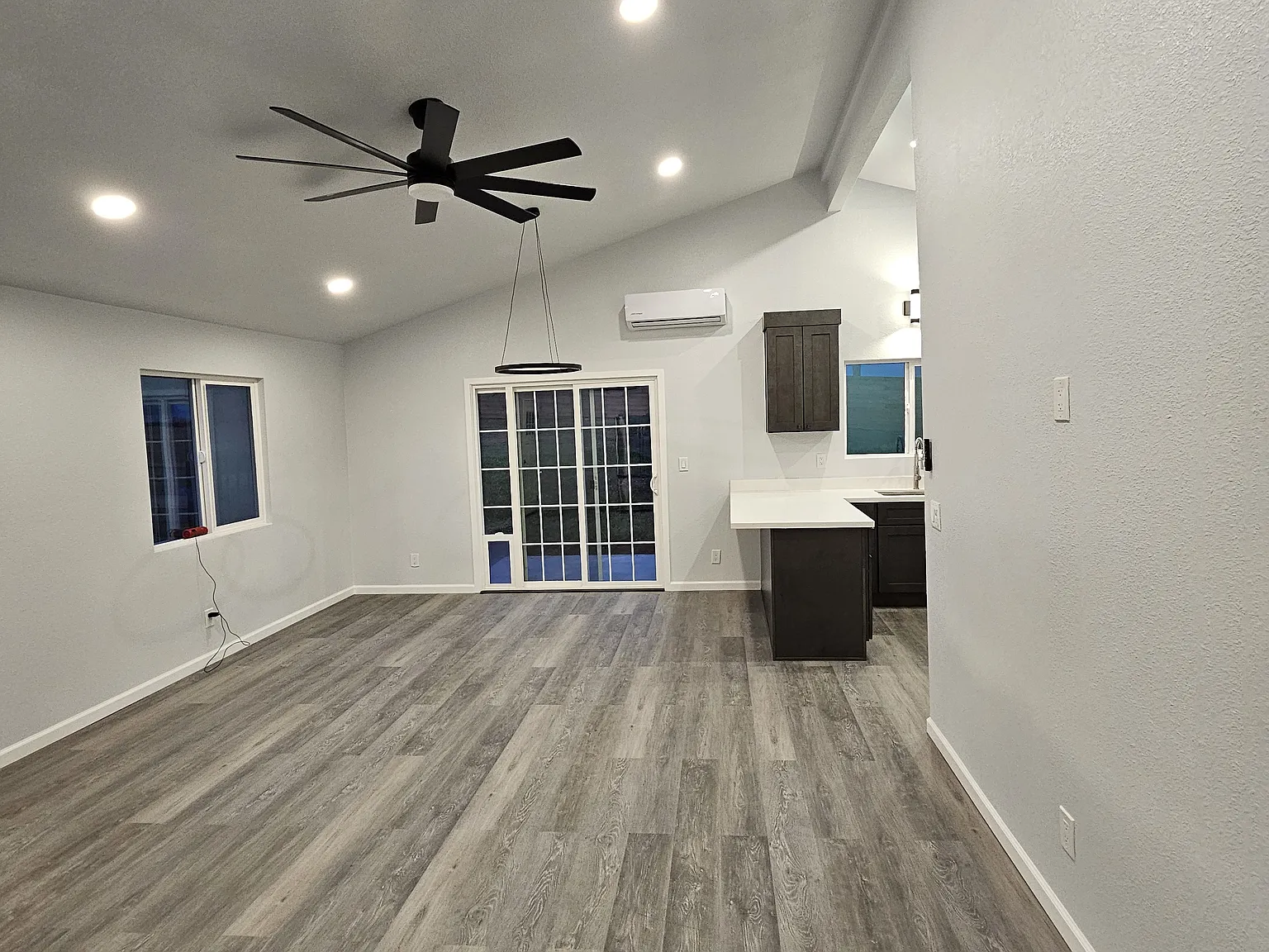3 bed, 1028 sqft, $2,740 — Photo 3