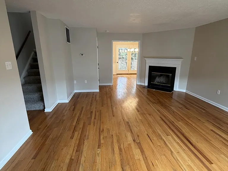 218 Tudor Dr — Photo 4