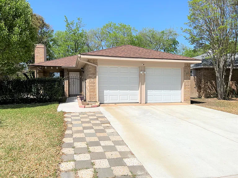 505 Valley Spring Dr — Photo 1