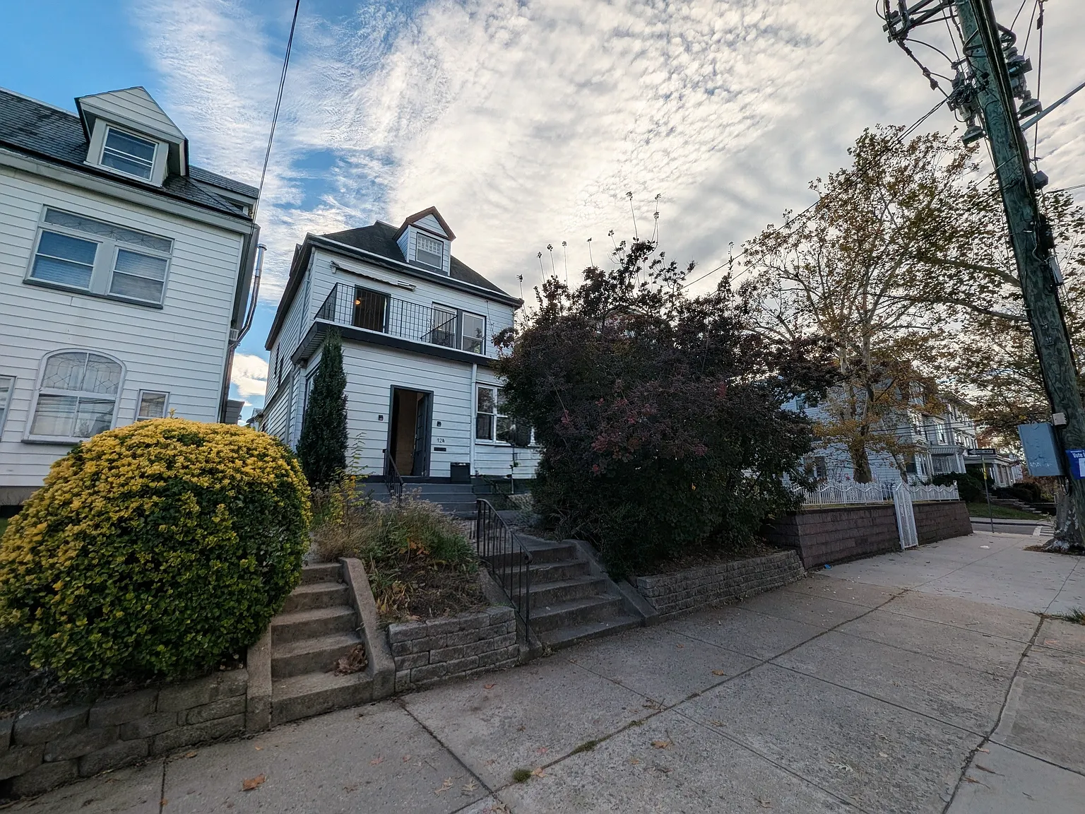 5 bed, 2.5 bath, 2727 sqft, $3,900 — Photo 1