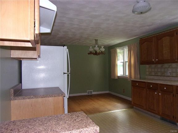 4th image of 121 Crestview Dr