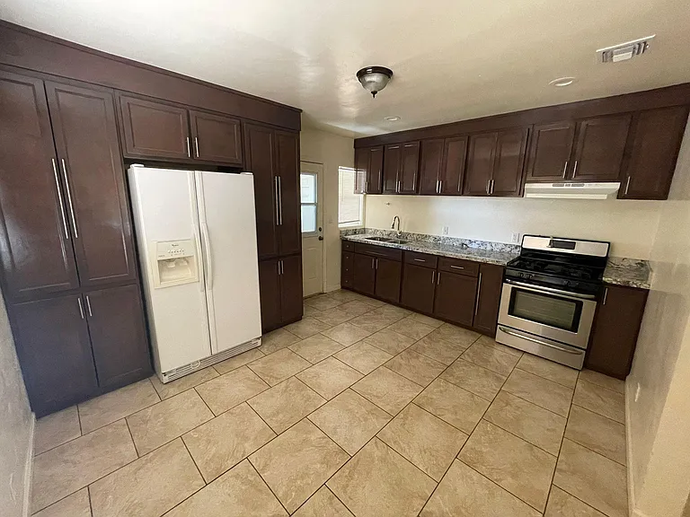 868 S Park Ave — Photo 5