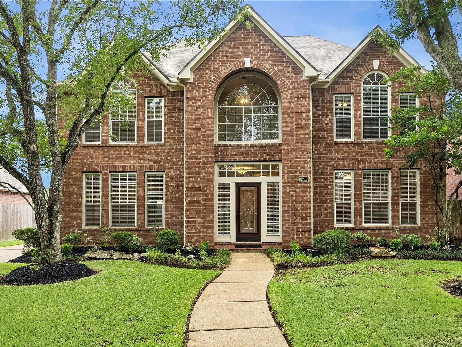 4 bed, 2.5 bath, 3010 sqft, $3,000 — Photo 1
