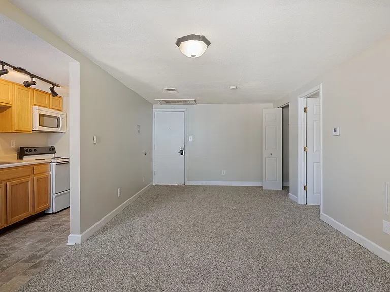 Balsam Avenue Apartments - The Courts — Photo 43